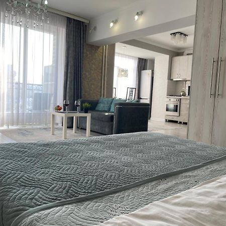 Apartment on Abylai Khana 74 Almaty Bagian luar foto