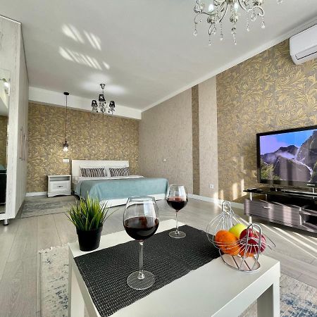 Apartment on Abylai Khana 74 Almaty Bagian luar foto
