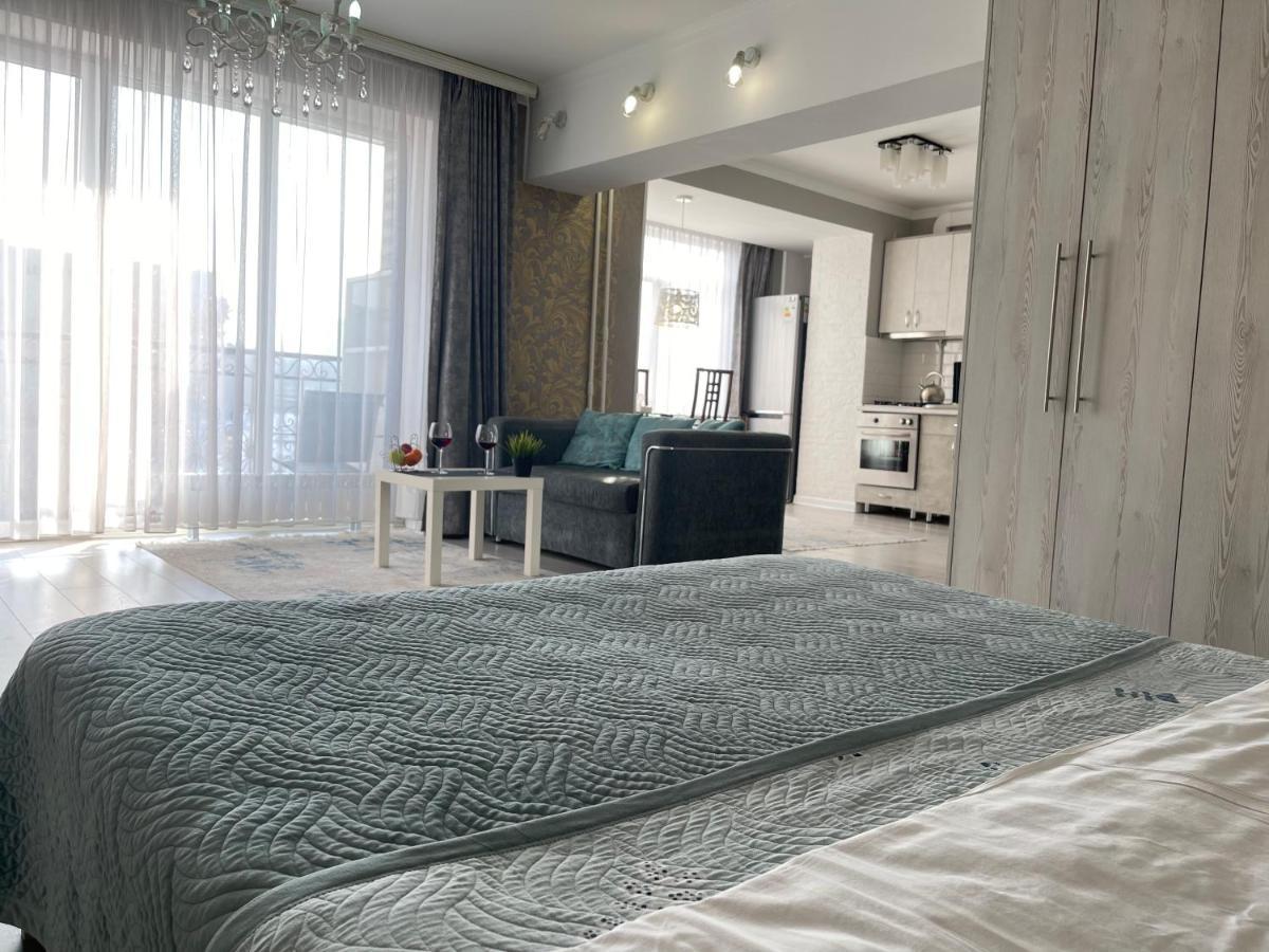 Apartment on Abylai Khana 74 Almaty Bagian luar foto