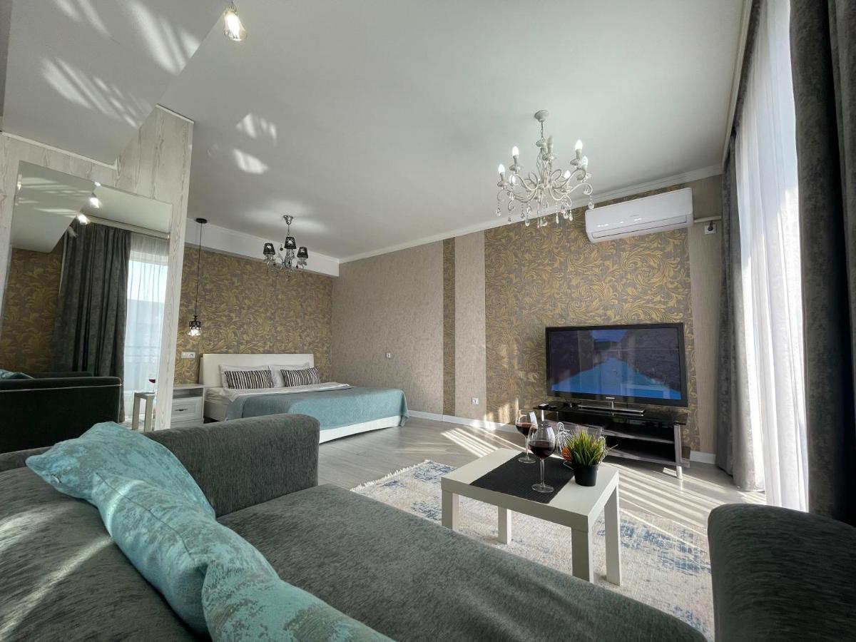 Apartment on Abylai Khana 74 Almaty Bagian luar foto